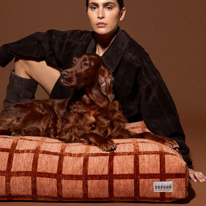 Dogguo hondenkussen vierkant print mokka bruin